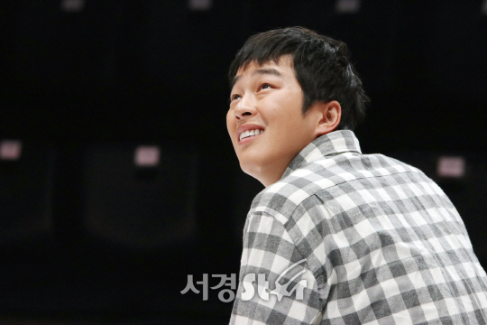 배우 박광현이 22일 열린 연극 ‘인간’ 프레스콜에서 장면을 시연하고 있다.