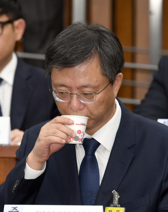 우병우 전 청와대 민정수석이 22일 국회에서 열린 박근혜 정부의 최순실 등 민간인에 의한 국정농단 의혹사건 진상규명을 위한 국정조사 5차 청문회에 출석, 물을 마시며 목을 축이고 있다./이호재기자