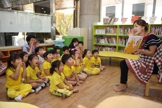 군포시청의 북카페 ‘밥상머리’에서 자원봉사자의 협조로 문화교육 프로그램이 운영 중이다. /사진제공=군포시청