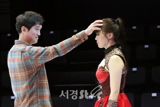 배우 고명환과 안유진이 22일 열린 연극 ‘인간’ 프레스콜에서 장면을 시연하고 있다.