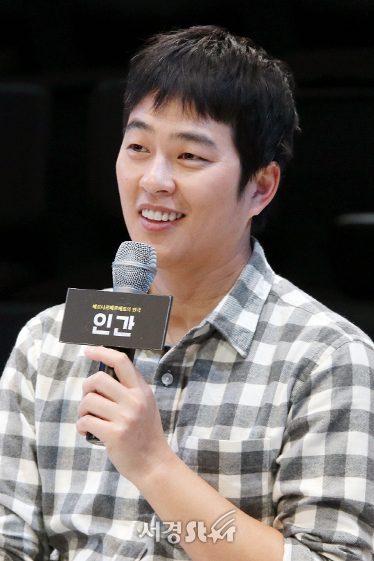 배우 박광현이 22일 열린 연극 ‘인간’ 프레스콜에서 인사말을 하고 있다.