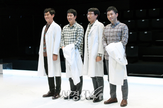 배우 고명환, 박광현, 오용, 전병욱이 22일 열린 연극 ‘인간’ 프레스콜에서 포토타임을 갖고 있다.