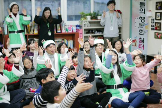 22일 광주 ‘삼성 그린시티’임직원들이 예뜰지역아동센터를 찾아가 아이들과 함께 다양한 게임을 즐기고 있다. /사진제공=삼성전자