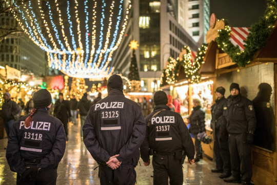22일(현지시간) 경찰들이 테러가 발생했던 현장인 독일 베를린 브라이트샤이트플라츠의 크리스마스마켓을 순찰하고 있다. 독일 경찰은 사흘째 종적이 묘연한 용의자 아니스 암리를 추적하고 있다./EPA연합뉴스