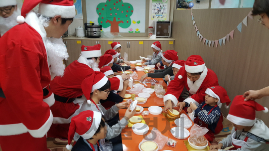 산타 복장을 한 용인 기흥 ‘삼성 나노시티’임직원들이 지난 20일 새수원지역아동센터를 방문해 아이들과 함께 크리스마스 케이크를 만들고 있다. 이외에도 광주 그린시티, 구미 스마트시티 임직원들은 지역 아동들에게 학용품 등 선물을 전달하고 마술공연 등을 펼쳤다. / 사진제공=삼성전자