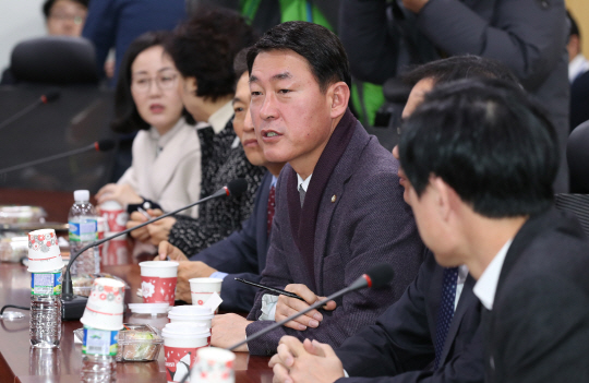 23일 오전 국회 의원회관에서 열린 ‘보수신당 창당추진위’ 회의에서 새누리당 황영철 의원이 발언하고 있다. /연합뉴스