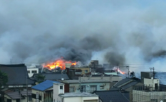 불이 니가타 현 이토이가 시의 주택가로 번져 나가고 있다. /연합뉴스