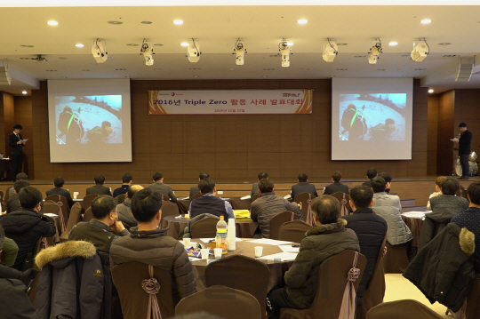 한화토탈은 지난 22일 충남 서산시 아르델컨벤션센터에서 임직원 200여명이 참석한 가운데 ‘2016 트리플 제로 활동사례 발표대회’를 개최했다고 23일 밝혔다. 트리플제로는 공장운영에 문제를 일으키는 ‘사고, 고장, 정지’를 방지하기 위한 사내 켐페인이다. 한화토탈 임직원들이 이날 발표회에서 공장운영 노하우를 공유하고 있다. /사진제공=한화토탈