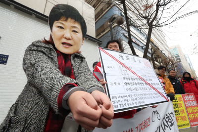 박근혜 대통령 체포를 촉구하는 노동당 당원들이 기자회견을 하고 있다. /연합뉴스