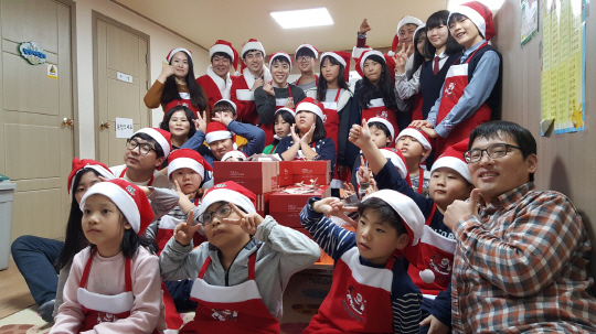20일 기흥 ‘삼성 나노시티’임직원들이 새수원지역아동센터를 방문해 아이들과 함께 기념 사진을 촬영하고 있다. /사진제공=삼성전자