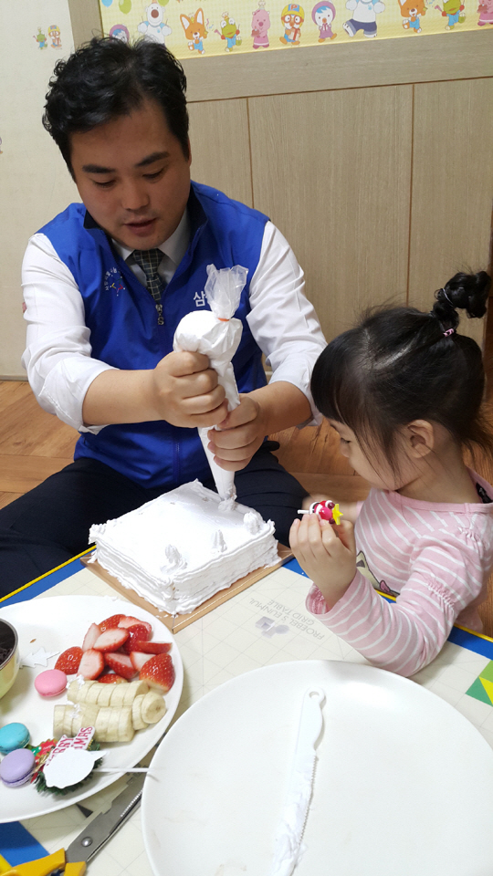 지난 21일 삼성증권 광주WM1지점 직원들이 결연기관 아이들과 함께 나눔 케이크를 만들고 있다. /사진제공=삼성증권
