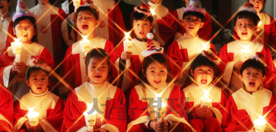 성탄절을 이틀 앞둔 23일 경기도 안양의 은혜와진리교회에서 성가대 어린이들이 손에 촛불을 들고 크리스마스 캐럴을 부르고 있다./권욱기자