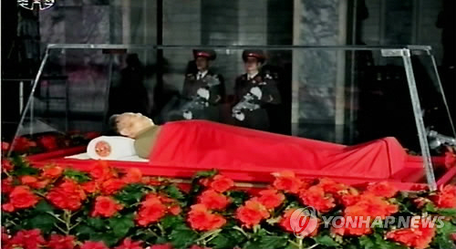 지난 2011년 12월20일 북한 조선중앙TV가 금수산기념궁전에 안치된 김정일 국방위원장의 시신을 공개한 모습./연합뉴스