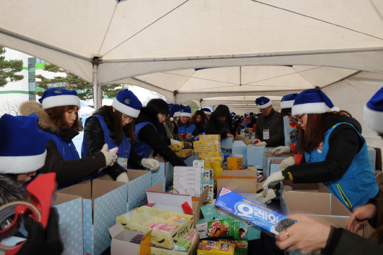 23일 구미 ‘삼성 스마트시티’임직원들과 가족들이 지역 아동들에게 전달할 선물 세트를 포장하고 있다. 이날 임직원 300여명이 점심 시간에 학용품, 방한 용품으로 구성된 선물 1,500세트를 포장해 꿈터지역아동센터 등에 전달했다. /사진제공=삼성전자