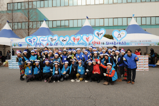 23일 구미 ‘삼성 스마트시티’ 임직원들과 가족들이 지역 아동들에게 전달할 선물 세트를 포장하고 기념사진을 촬영하고 있다. 이날 임직원 300여명이 점심 시간에 학용품, 방한 용품으로 구성된 선물 1,500세트를 포장해 꿈터지역아동센터 등에 전달했다. /사진제공=삼성전자