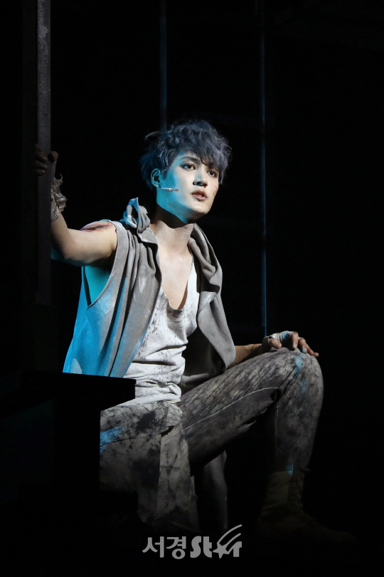 배우 조풍래가 23일 열린 뮤지컬 ‘로미오와 줄리엣’ 프레스콜에서 장면을 시연하고 있다.