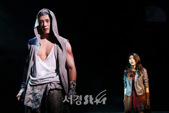 배우 고은성과 김다혜가 23일 열린 뮤지컬 ‘로미오와 줄리엣’ 프레스콜에서 장면을 시연하고 있다.
