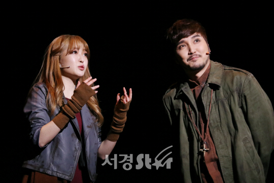 배우 전예지와 이선근이 23일 열린 뮤지컬 ‘로미오와 줄리엣’ 프레스콜에서 장면을 시연하고 있다.