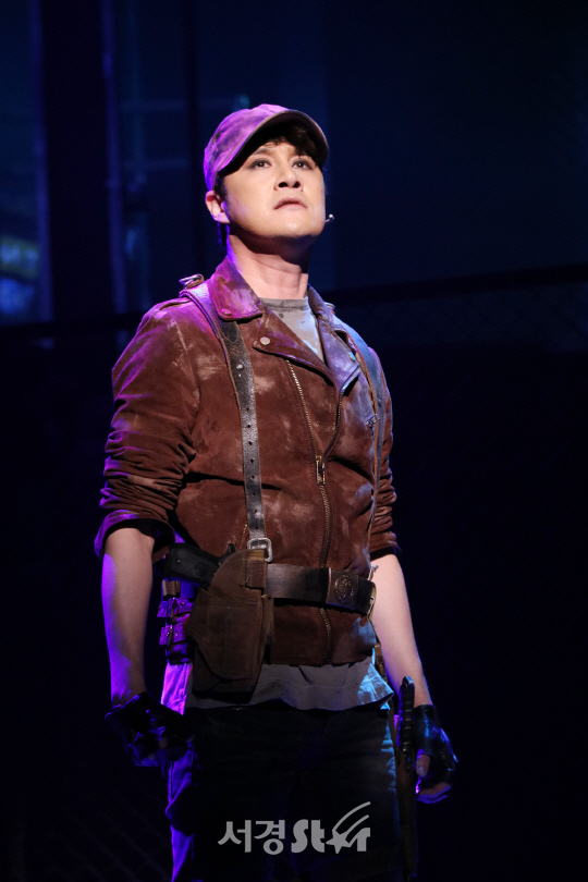 배우 김수용이 23일 열린 뮤지컬 ‘로미오와 줄리엣’ 프레스콜에서 장면을 시연하고 있다.