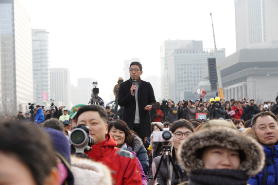광화문 광장에서 시민들과 함께 ‘만민공동회’를 진행하고 있는 방송인 김제동 씨. / 강신우PD