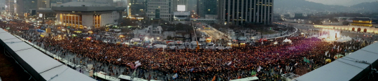 크리스마스 이브인 24일 오후 서울 광화문광장에서 열린 제9차 촛불집회에서 시민들이 촛불을 들고 ‘박근혜 대통령 퇴진’을 외치고 있다./연합뉴스