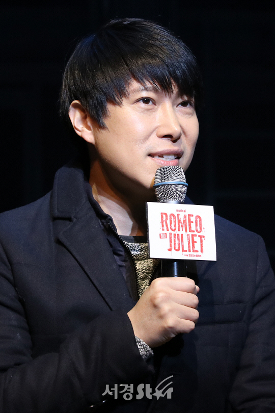 성종완 연출이 23일 열린 뮤지컬 ‘로미오와 줄리엣’ 프레스콜에서 인사말을 하고 있다.