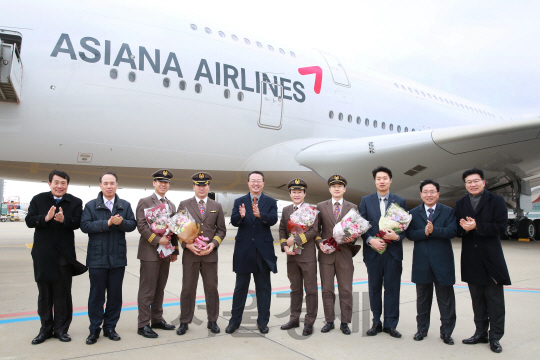 김수천(왼쪽 다섯번째) 아시아나항공 사장이 지난 23일 인천국제공항 주기장에서 진행된 ‘아시아나항공 A380 6호기 도입행사’에서 기장 등 승무원들과 기념촬영을 하고 있다. /사진제공=아시아나항공