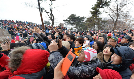 지난해 1월 1일 서울 동대문구 배봉산 전망대에서 시민들이 일출 모습을 사진에 담고 있다. /사진제공=서울시