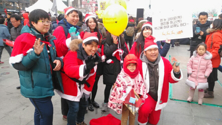 크리스마스 이브인 24일 서울 광화문 광장에서 열린 촛불집회에 산타 복장을 한 20~30대 자원봉사자 300명이 어린이들에게 선물을 나눠주고 있다./최성욱기자