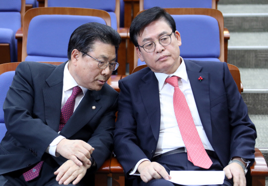 정우택(오른쪽) 새누리당 원내대표가 26일 오후 국회에서 열린 의원총회에 참석해 자리에 앉아있다. /연합뉴스