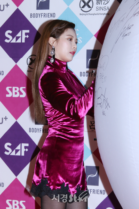 가수 현아가 27일 열린 SBS ‘2016 SAF 가요대전’에 참석해 포토타임을 갖고 있다.