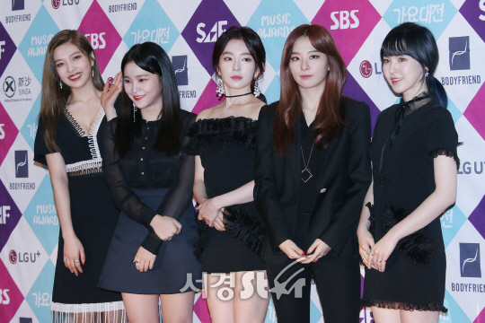 걸그룹 레드벨벳이 27일 열린 SBS ‘2016 SAF 가요대전’에 참석해 포토타임을 갖고 있다.