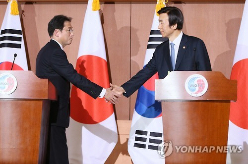 기시자 후미오(왼쪽) 일본 외무상과 윤병세 (오른쪽) 외교부 장관/연합뉴스