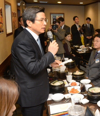 황교안 대통령 권한대행 국무총리가 27일 광화문 한 식당에서 출입기자들과 함께 삼계탕 점심에 앞서 참석자들에게  인사말을 하고 있다. /연합뉴스