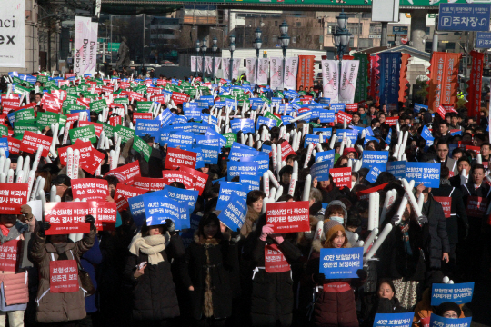 27일 오전 서울역 광장에서 보험 대리점주와 설계사들이 장기저축성 보험 비과세 한도 축소에 반대하는 집회를 열고 있다./사진제공=보험대리점협회