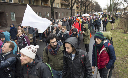 26일(현지시간)독일 베를린에서 평화운동가들이 시리아 알레포까지 걸어가는 도보 평화행진을 시작하고 있다. /베를린=EPA연합뉴스