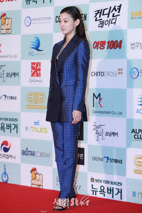 /27일 오후 서울 광진구 세종대학교 컨벤션센터에서 열린 2016 ‘제53회 대종상 영화제’ 시상식에서 배우 이엘이 포토타임을 갖고 있다.