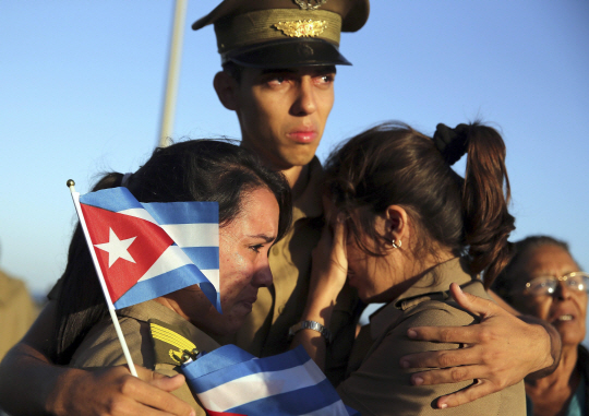 11월 30일 고(故) 피델 카스트로 전 쿠바 국가평의회 의장의 유해를 실은 자동차 행렬이 쿠바의 수도인 아바나의 주요 도로를 지나가자 이를 본 쿠바 군인이 눈물을 보이고 있다./출처=EPA