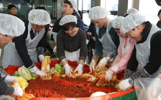 송하영(사진 오른쪽 첫 번째) 총장과 학무위원, 학생들이 김장김치를 담그고 있다. 사진제공=한밭대