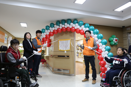 한화건설 봉사단과 관계자들이 지난 22일 경기도 광주 SRC보듬터에서 꿈에그린 도서관 60호점 개관을 축하하고 있다. /사진제공=한화건설