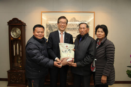 지난 11월 30일 서울 여의도 산업은행 본점에서 이동걸(왼쪽 두번째)회장이 강원도 청원군 양자리 주민을 초청해 문화행사를 실시한 뒤 함께 기념촬영을 하고 있다./사진제공=산업은행