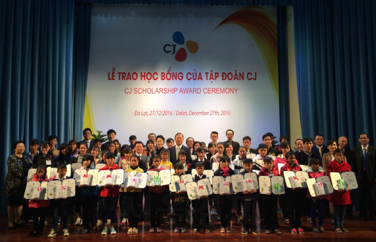 CJ그룹은 지난 27일 베트남 람동성 다 랏 정부센터에서 총 55명의 현지 청소년들에게 장학금을 전달했다고 28일 밝혔다. / 사진제공=CJ그룹