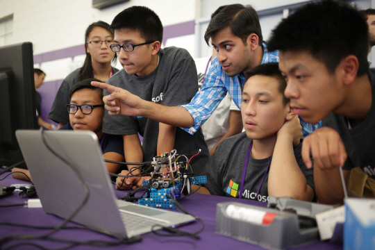 마이크로소프트가 주최한 ‘이매진컵 2016’에 참가한 학생들이 정보기술(IT) 기량을 경쟁하기 위해 개발에 몰두하고 있다. /사진제공=한국마이크로소프트