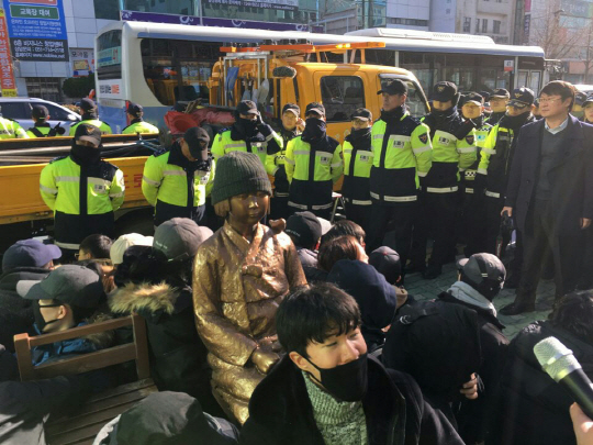 28일 부산시민단체가 평화의 소녀상을 일본영사관 앞 인도에 기습 설치, 경찰과 대치하고 있다./사진제공=부산경찰청