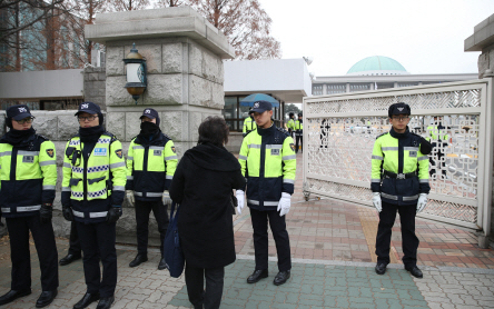 국회 앞에서 경비를 서고 있는 의무경찰들. /연합뉴스