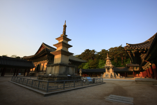 신라 경주의 상징이기도 한 불국사의 석가탑과 다보탑. 너무 익숙해서 가치를 모르고 지나치는 사례 중에 하나다.