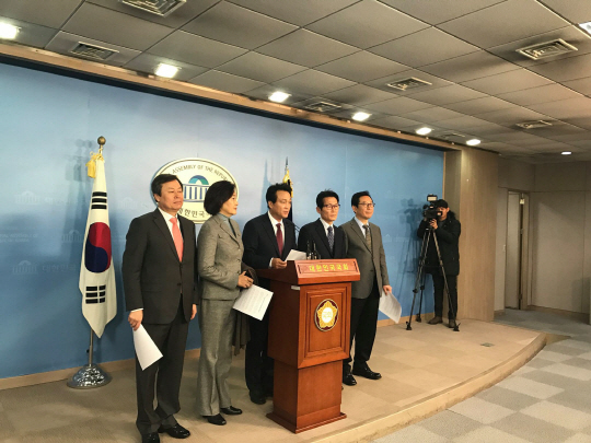 국조특위 위원들 '최순실 강제구인법 직권상정해 통과시키자'