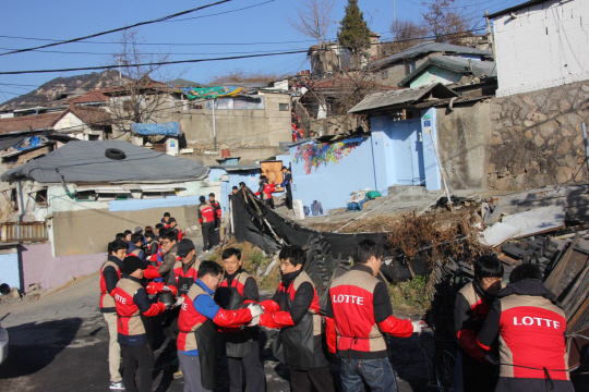 롯데건설 임직원들이 지난 11월 서울 노원구 중계본동 104마을에서 연탄배달 봉사활동을 하는 모습. /사진제공 = 롯데건설