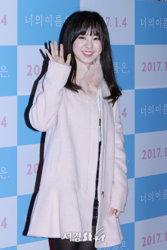 가수 앤씨아가 28일 열린 영화 ‘너의 이름은.’ VIP 시사회에 참석해 포토타임을 갖고 있다.
