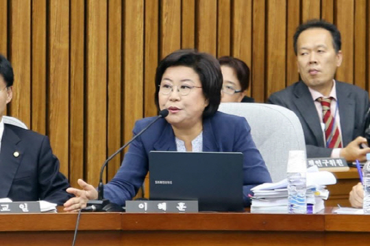 이혜훈 의원, “조윤선-최순실 친분 관계 제보 있다”…조윤선, “익명 뒤에 숨지 말고 사실 확인하자”